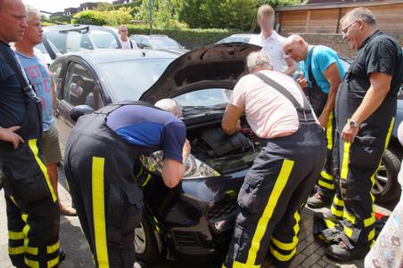 Brandweer bevrijdt kitten uit motorblok van auto in Waalwijk