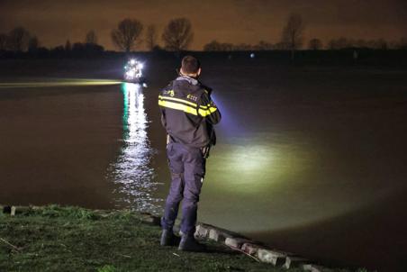 Brandweer zoekt met duikers naar persoon te water aan de Zomerdijk Waalwijk