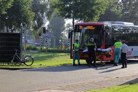 Buschauffeur ziet ongeluk tussen fietser en auto in Waalwijk gebeuren en schiet te hulp