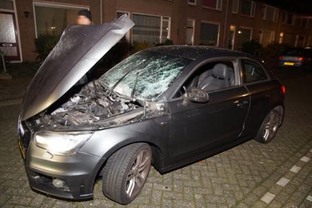 Auto flink beschadigd na harde knal in Waalwijk, vermoedelijk door vuurwerk