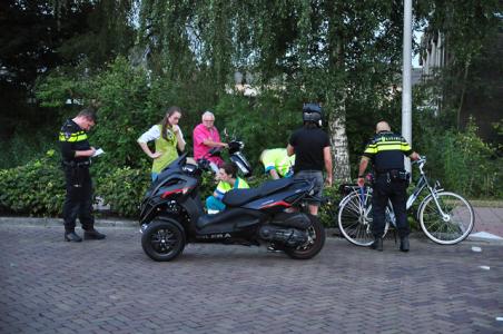 Fietser geschept door driewielige motorscooter in Waalwijk