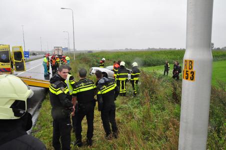 Auto over de kop op A59 bij Waalwijk