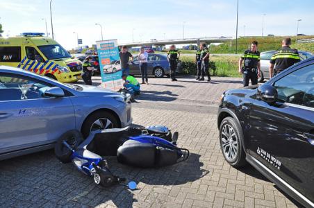Vrouw op scooter botst frontaal met tegemoetkomende auto in Waalwijk