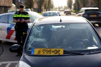 Fietser klapt tegen voorruit bij aanrijding in Jos van Wijlenstraat