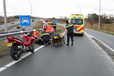 Motorrijdster gaat onderuit met haar motor op de Midden-Brabantweg Waalwijk