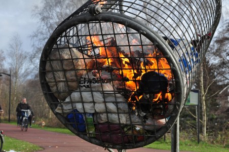 Werp prullenbak in brand aan de Bloemendaalweg Waalwijk