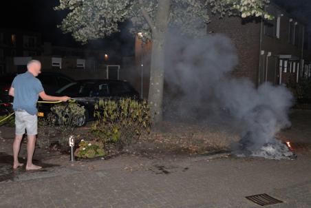 Berg papier in brand aan de Diederikhof Waalwijk