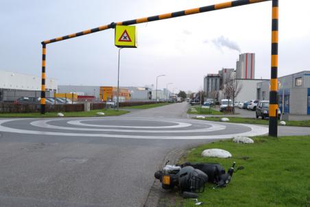 Aanrijding tussen scooterrijder en auto op kruising aan de Kleiweg Waalwijk