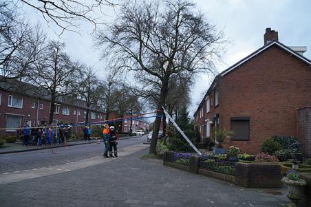 Boom dreigt om te vallen op woning aan de Van Berckenrodelaan Waalwijk