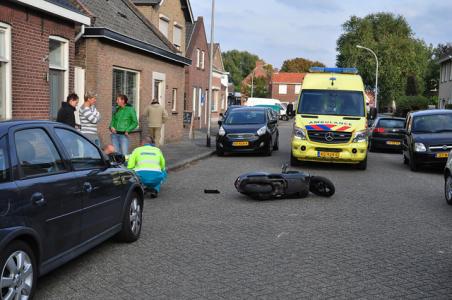 Scooterrijder gewond aan gezicht bij botsing in Waalwijk