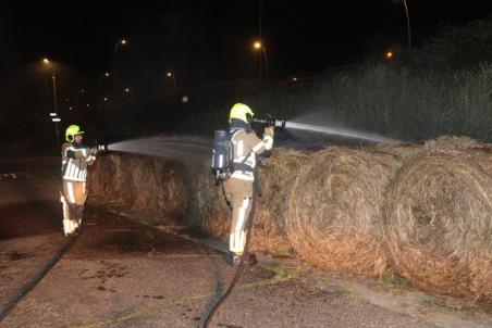 Hooibalen in brand aan de Meidoornweg Waalwijk