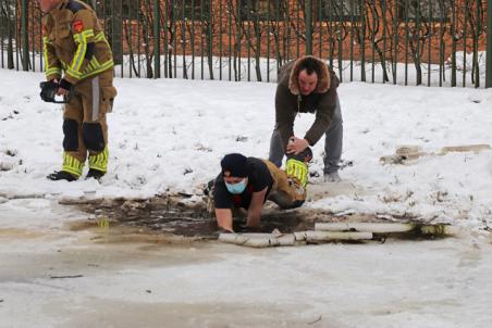 Hulpdiensten rukken massaal uit voor mogelijk kind onder ijs aan de Noorder-Allee Waalwijk