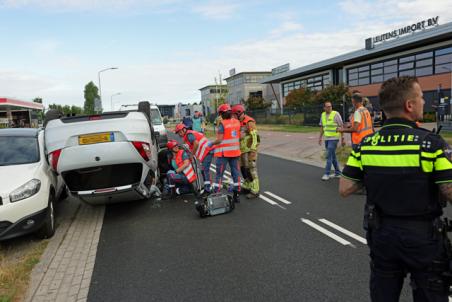Auto slaat over de kop na botsing op geparkeerde wagens: drugs aangetroffen
