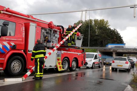 Tractor met aanhanger ramt viaduct en gaat er vandoor aan de Hertog Janstraat Waalwijk