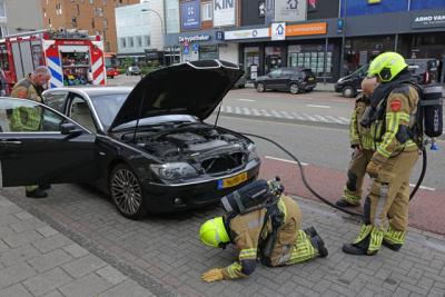 Brandweer gealarmeerd voor rook onder motorkap in Hertog Janstraat