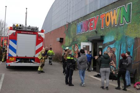 Monkey Town &amp; Jump-Xl ontruimd door brand op dak aan de Bachlaan Waalwijk