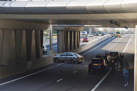 Persoon naar ziekenhuis na ongeluk met vier auto’s op Midden-Brabantweg Waalwijk