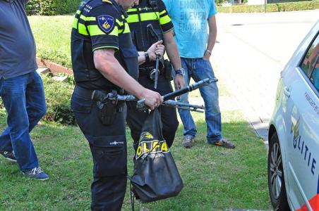 Politie neemt een zelf gemaakt nepwapen in beslag aan de Taxandriaweg Waalwijk