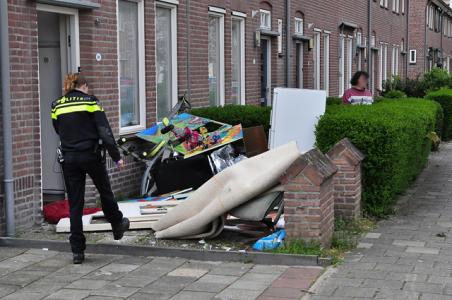 Man gooit inboedel in voortuin aan de Pater van den Elzenstraat Waalwijk