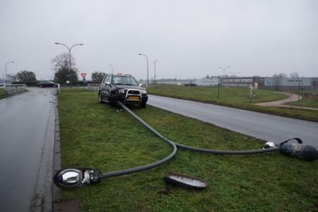 Automobiliste rijdt lantaarnpaal uit de grond in Waalwijk