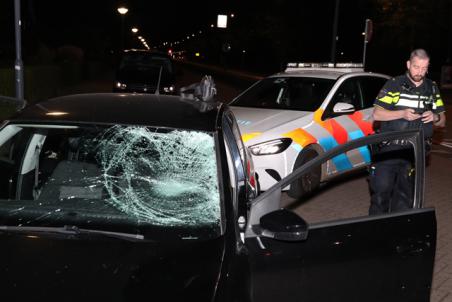 Voetganger klapt op voorruit van auto aan de Noorder Parallelweg Waalwijk