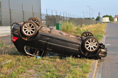 Auto slaat meermaals over de kop door stoeprand in Waalwijk