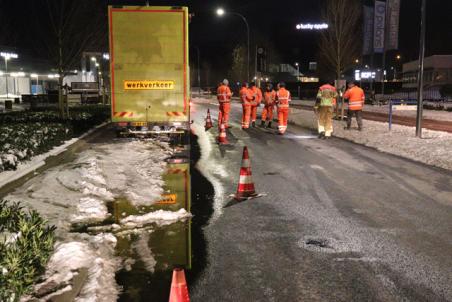 Vrachtwagenchauffeur botst tegen varkensrug en verliest 150 liter diesel aan de Tuinstraat Waalwijk