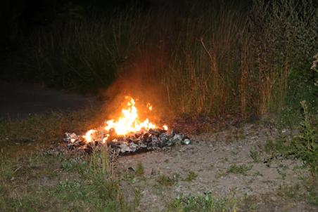 Brandweer blust afvalbrand aan de Zomerdijk in Waalwijk