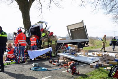 Vrachtwagenchauffeur bekneld en zwaargewond bij botsing tegen boom aan de Zomerdijk Waalwijk