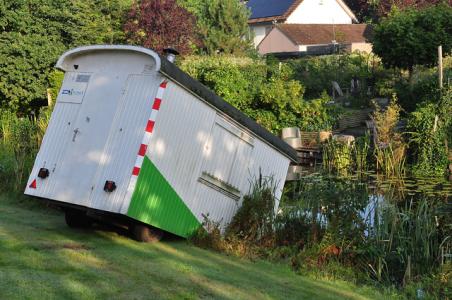 Vandalen in Waalwijk duwen schaftkeet gedeeltelijk in sloot