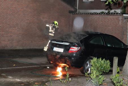 Auto in brand gestoken met aanmaakblokjes aan de Rossinistraat Waalwijk