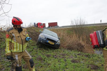 Auto gelanceerd over zandbult na rammen verkeersbord bij Waalwijk-Oost