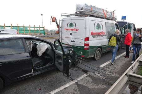 Aanrijding tussen 4 auto’s op de Midden-Brabantweg Waalwijk