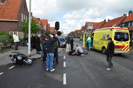 Foto-Update: Jongen zwaargewond na aanrijding met auto aan de Putstraat Waalwijk