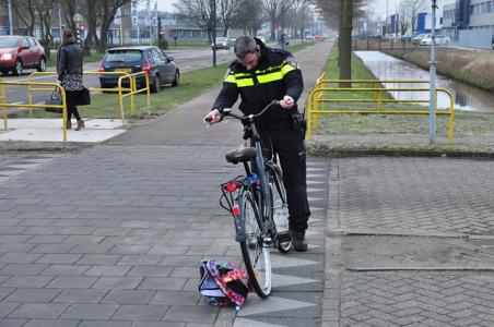 Vrouw van haar fiets gereden in Waalwijk