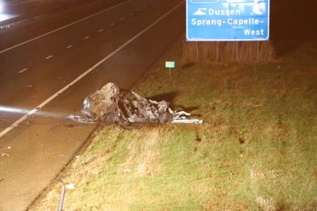 Dode in brandende auto na ongeluk op A59 Waalwijk/Sprang-Capelle