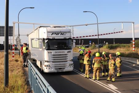 Vrachtwagen ramt waarschuwingsbalk bij berucht viaduct aan de Hertog Janstraat Waalwijk