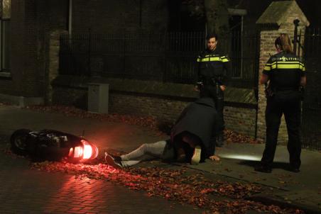 Scooterrijder raakt gewond na val aan de Grotestraat Waalwijk