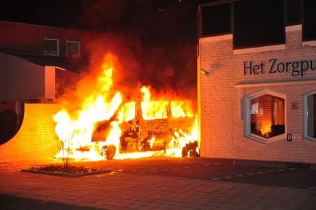 Kleinzoon redt oma bij brand Margrietstraat Waalwijk