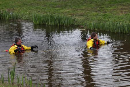 Brandweer zoekt naar mogelijk persoon te water aan de Bachlaan Waalwijk