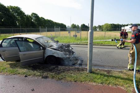 Auto brandt uit aan Weteringweg in Waalwijk