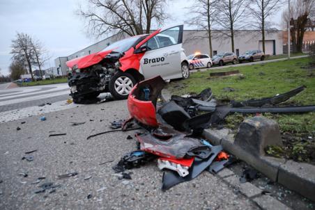 Twee auto’s botsen op kruising Industrieweg Waalwijk