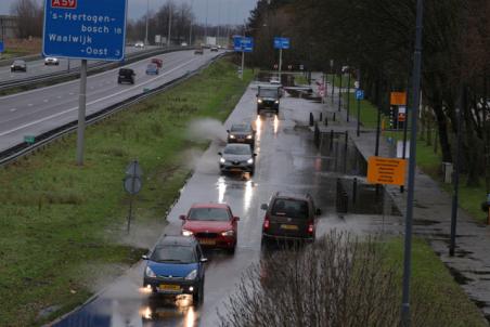 Veel wateroverlast op de Taxandriaweg Waalwijk