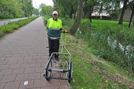 Vuilophaler Henk (85) boos en verdrietig: jongens trappen afvalwagentje in het water