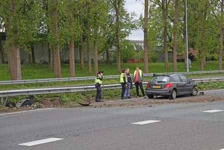 Automobilist verliest de macht over het stuur na een klapband op de A59 (Maasroute) Waalwijk