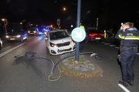 Auto botst tegen lantaarnpaal op Burgemeester van der Klokkenlaan in Waalwijk