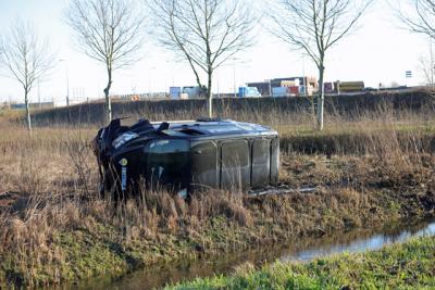 Bestelbus vliegt over sloot na crash op A59 bij Waalwijk