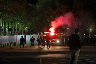 ME zet pepperspray in bij RKC - Roda JC: Supporters bekogelen politie met vuurwerk
