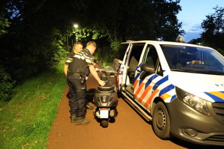 Scooter met twee mannen erop gaat onderuit in Waalwijk, passagier naar het ziekenhuis