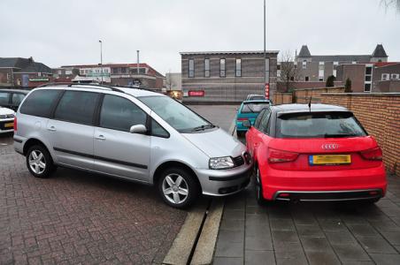 Foutje bedankt: Winkelend publiek ziet auto rijden zonder bestuurder over parkeerplaats in Waalwijk